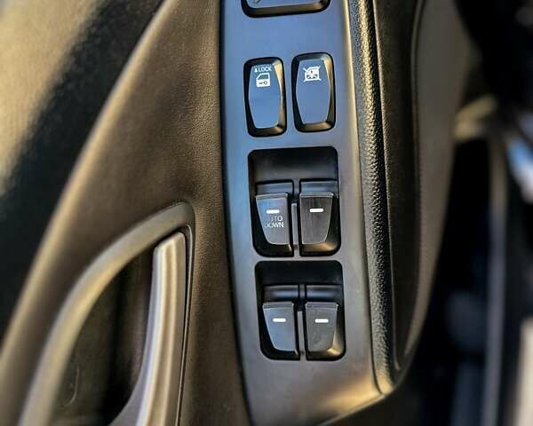Черный Хендай их35, объемом двигателя 2 л и пробегом 104 тыс. км за 11600 $, фото 18 на Automoto.ua