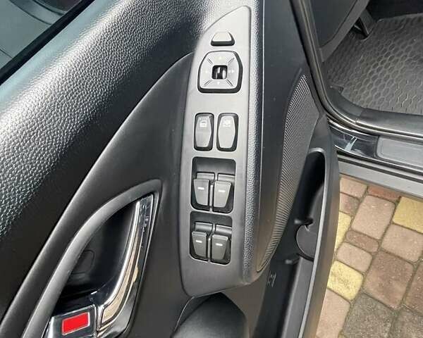 Чорний Хендай іх35, об'ємом двигуна 2 л та пробігом 210 тис. км за 12700 $, фото 12 на Automoto.ua
