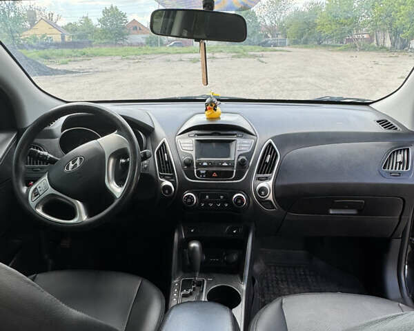 Черный Хендай их35, объемом двигателя 2 л и пробегом 121 тыс. км за 14000 $, фото 1 на Automoto.ua