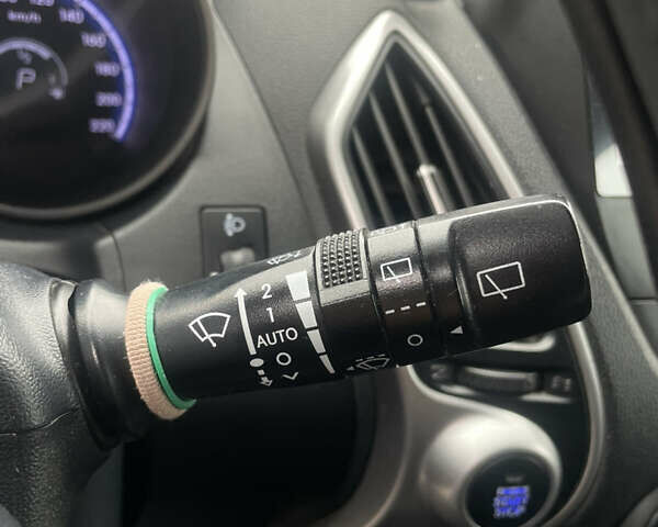 Черный Хендай их35, объемом двигателя 2 л и пробегом 179 тыс. км за 12000 $, фото 17 на Automoto.ua