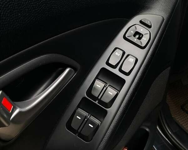 Черный Хендай их35, объемом двигателя 1.69 л и пробегом 290 тыс. км за 10999 $, фото 18 на Automoto.ua