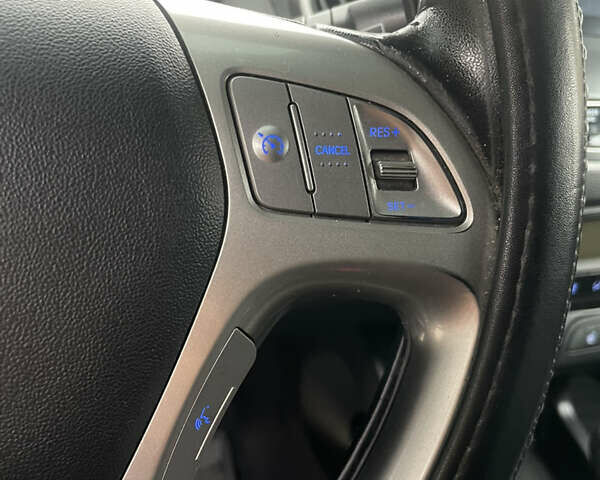 Черный Хендай их35, объемом двигателя 2 л и пробегом 179 тыс. км за 12000 $, фото 16 на Automoto.ua