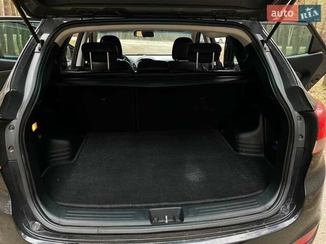 Черный Хендай их35, объемом двигателя 1.7 л и пробегом 277 тыс. км за 11800 $, фото 27 на Automoto.ua