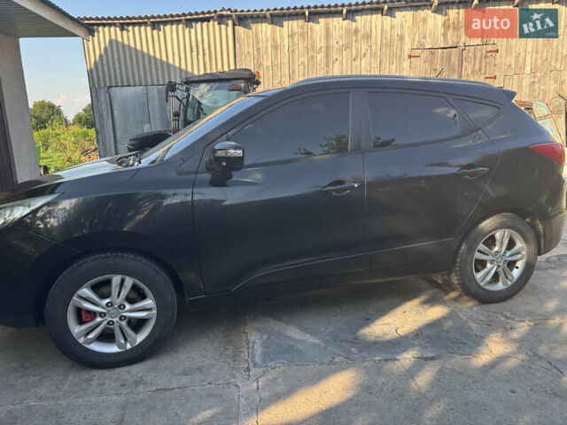 Черный Хендай их35, объемом двигателя 1.7 л и пробегом 254 тыс. км за 11500 $, фото 3 на Automoto.ua