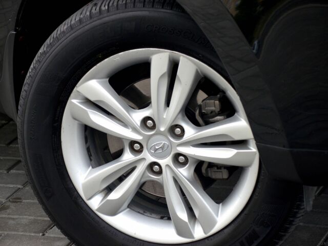 Черный Хендай их35, объемом двигателя 2 л и пробегом 141 тыс. км за 12700 $, фото 3 на Automoto.ua