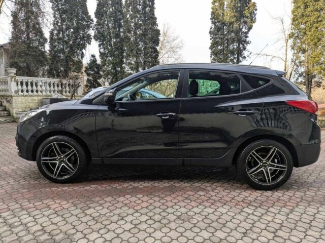 Черный Хендай их35, объемом двигателя 2 л и пробегом 200 тыс. км за 12650 $, фото 2 на Automoto.ua