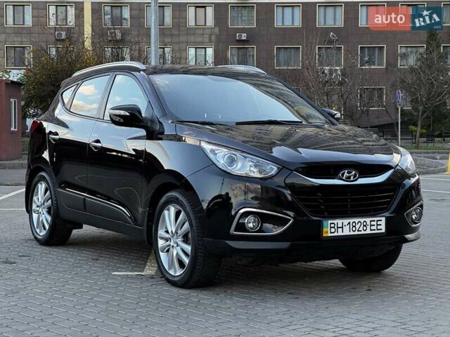 Черный Хендай их35, объемом двигателя 2 л и пробегом 103 тыс. км за 13400 $, фото 3 на Automoto.ua