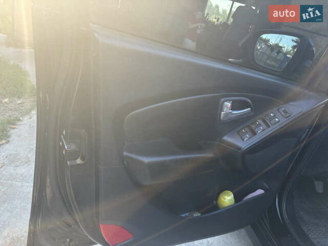Черный Хендай их35, объемом двигателя 1.7 л и пробегом 254 тыс. км за 11500 $, фото 23 на Automoto.ua