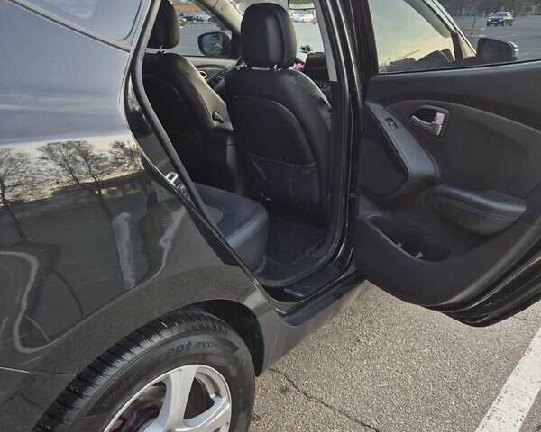 Черный Хендай их35, объемом двигателя 2 л и пробегом 221 тыс. км за 12000 $, фото 11 на Automoto.ua