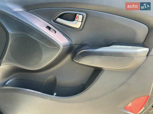 Черный Хендай их35, объемом двигателя 2 л и пробегом 218 тыс. км за 12230 $, фото 23 на Automoto.ua