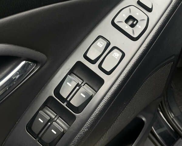 Черный Хендай их35, объемом двигателя 2 л и пробегом 179 тыс. км за 12000 $, фото 11 на Automoto.ua