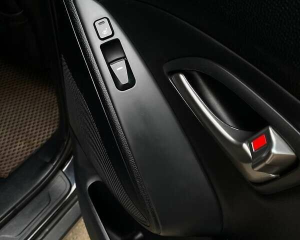 Черный Хендай их35, объемом двигателя 1.69 л и пробегом 290 тыс. км за 10999 $, фото 19 на Automoto.ua