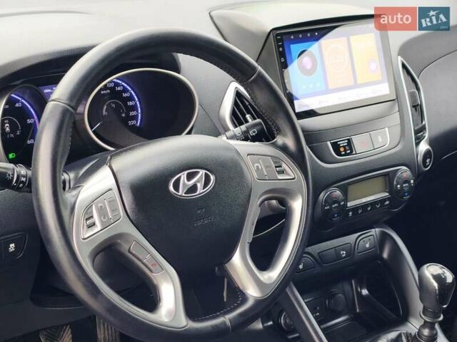 Черный Хендай их35, объемом двигателя 1.7 л и пробегом 229 тыс. км за 10750 $, фото 27 на Automoto.ua