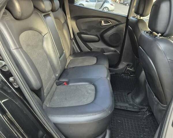 Черный Хендай их35, объемом двигателя 2 л и пробегом 221 тыс. км за 12000 $, фото 15 на Automoto.ua
