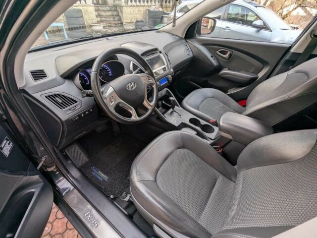 Черный Хендай их35, объемом двигателя 2 л и пробегом 200 тыс. км за 12650 $, фото 3 на Automoto.ua