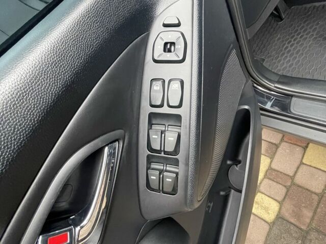 Чорний Хендай іх35, об'ємом двигуна 2 л та пробігом 210 тис. км за 12700 $, фото 13 на Automoto.ua
