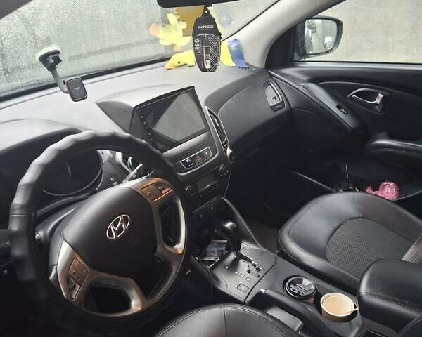 Чорний Хендай іх35, об'ємом двигуна 2 л та пробігом 255 тис. км за 12750 $, фото 3 на Automoto.ua