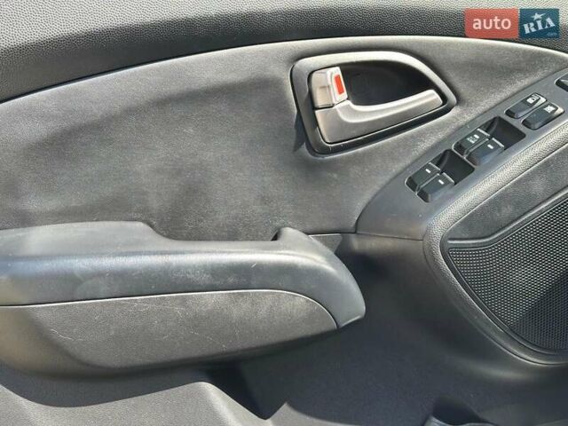 Черный Хендай их35, объемом двигателя 2 л и пробегом 218 тыс. км за 12230 $, фото 10 на Automoto.ua