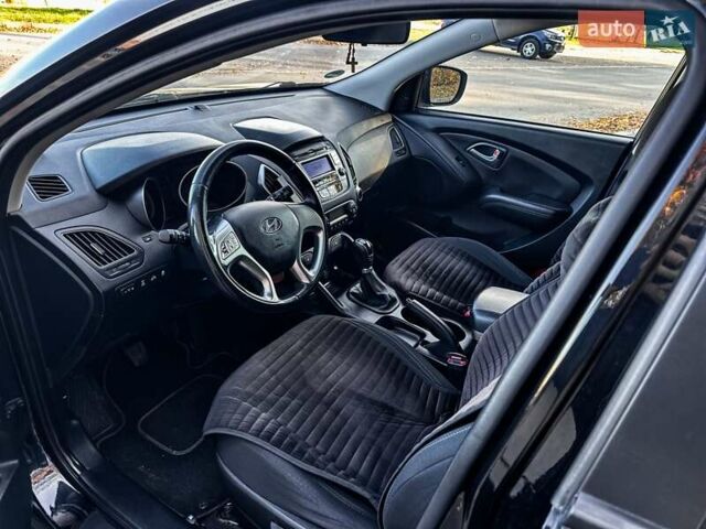 Черный Хендай их35, объемом двигателя 2 л и пробегом 104 тыс. км за 11600 $, фото 4 на Automoto.ua