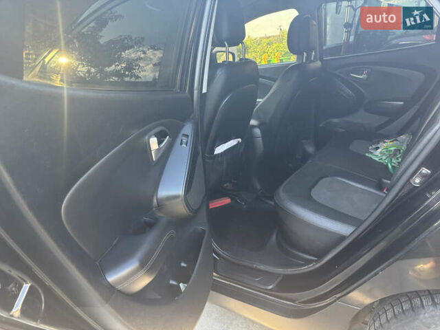 Черный Хендай их35, объемом двигателя 1.7 л и пробегом 254 тыс. км за 11500 $, фото 11 на Automoto.ua