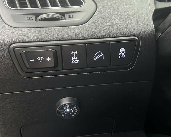 Черный Хендай их35, объемом двигателя 2 л и пробегом 179 тыс. км за 12000 $, фото 13 на Automoto.ua