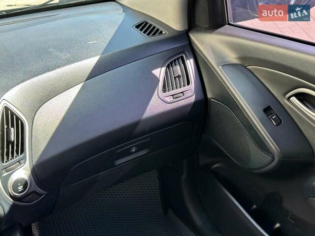 Черный Хендай их35, объемом двигателя 2 л и пробегом 218 тыс. км за 12230 $, фото 20 на Automoto.ua