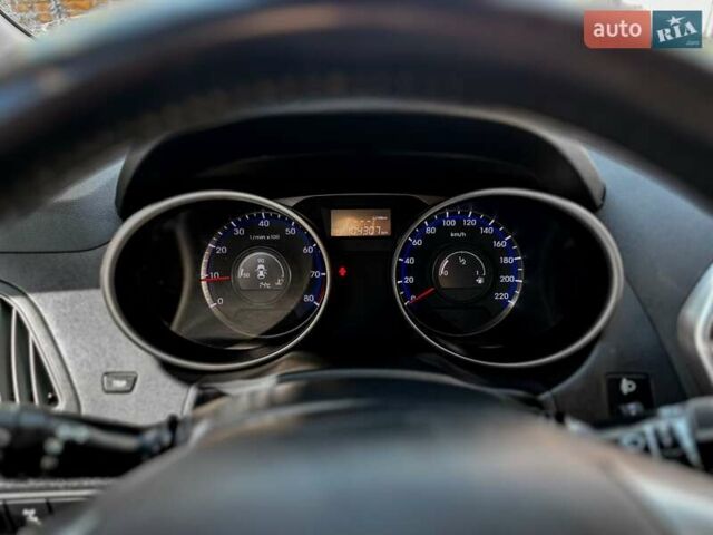 Черный Хендай их35, объемом двигателя 2 л и пробегом 104 тыс. км за 11600 $, фото 2 на Automoto.ua