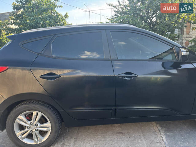 Черный Хендай их35, объемом двигателя 1.7 л и пробегом 254 тыс. км за 11500 $, фото 5 на Automoto.ua