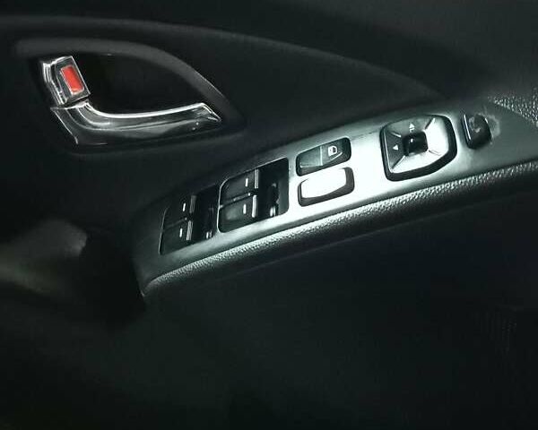 Чорний Хендай іх35, об'ємом двигуна 2 л та пробігом 157 тис. км за 12000 $, фото 10 на Automoto.ua