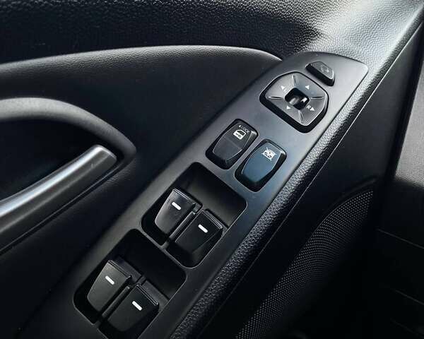 Черный Хендай их35, объемом двигателя 1.69 л и пробегом 290 тыс. км за 10999 $, фото 21 на Automoto.ua