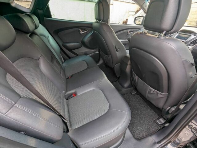 Черный Хендай их35, объемом двигателя 2 л и пробегом 200 тыс. км за 12650 $, фото 4 на Automoto.ua