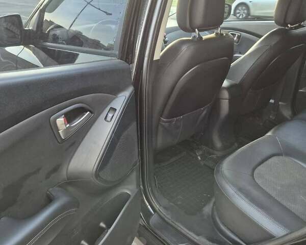 Черный Хендай их35, объемом двигателя 2 л и пробегом 221 тыс. км за 12000 $, фото 20 на Automoto.ua
