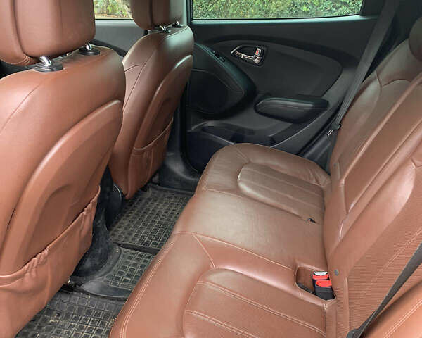 Черный Хендай их35, объемом двигателя 2 л и пробегом 185 тыс. км за 11200 $, фото 3 на Automoto.ua