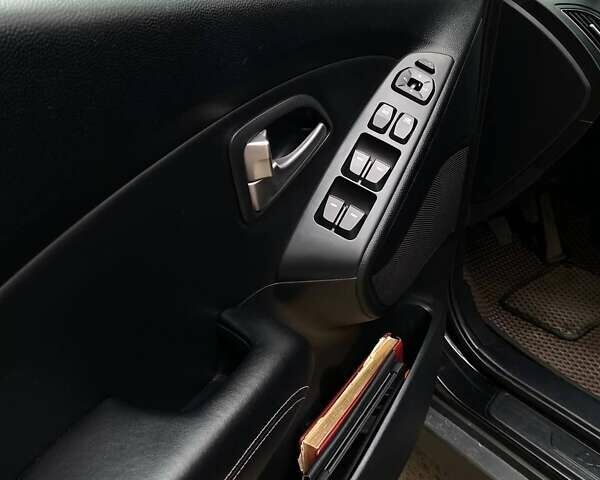 Черный Хендай их35, объемом двигателя 1.7 л и пробегом 277 тыс. км за 11800 $, фото 23 на Automoto.ua