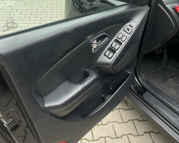 Черный Хендай их35, объемом двигателя 2 л и пробегом 179 тыс. км за 12000 $, фото 10 на Automoto.ua