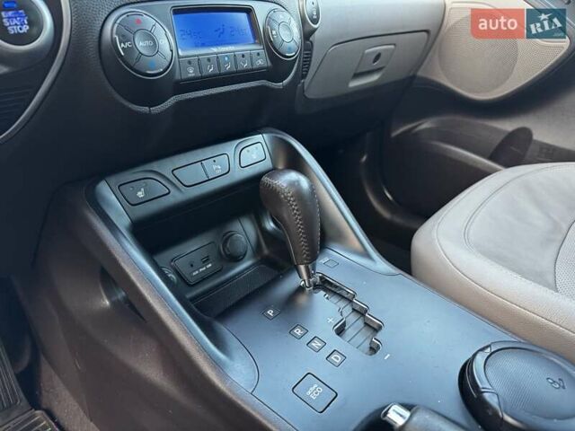 Черный Хендай их35, объемом двигателя 2 л и пробегом 103 тыс. км за 13400 $, фото 34 на Automoto.ua