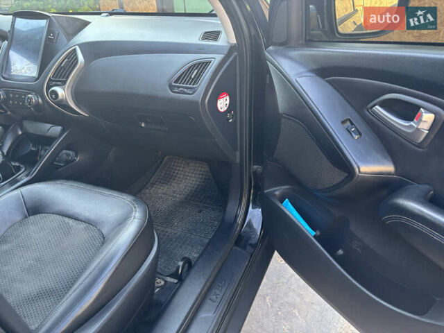 Черный Хендай их35, объемом двигателя 1.7 л и пробегом 254 тыс. км за 11500 $, фото 16 на Automoto.ua