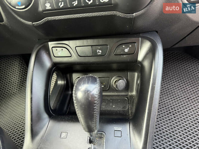 Черный Хендай их35, объемом двигателя 2 л и пробегом 156 тыс. км за 12700 $, фото 17 на Automoto.ua