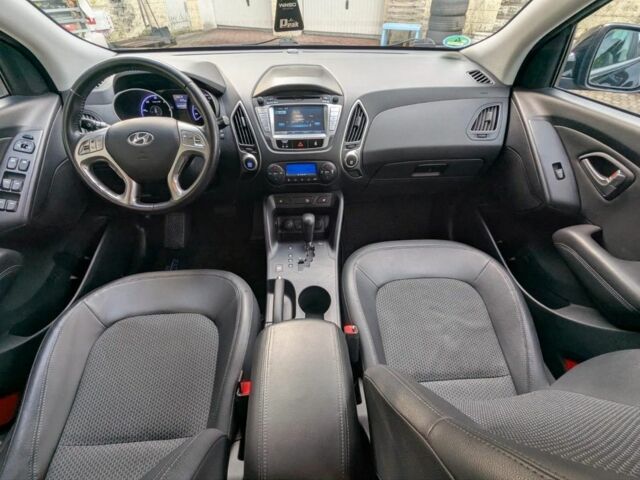 Черный Хендай их35, объемом двигателя 2 л и пробегом 200 тыс. км за 12650 $, фото 5 на Automoto.ua