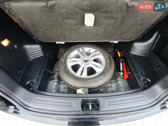 Черный Хендай их35, объемом двигателя 1.7 л и пробегом 229 тыс. км за 10750 $, фото 21 на Automoto.ua