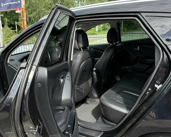 Черный Хендай их35, объемом двигателя 2 л и пробегом 156 тыс. км за 12700 $, фото 2 на Automoto.ua