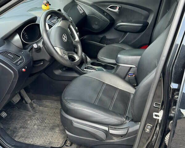 Черный Хендай их35, объемом двигателя 2 л и пробегом 121 тыс. км за 14000 $, фото 4 на Automoto.ua