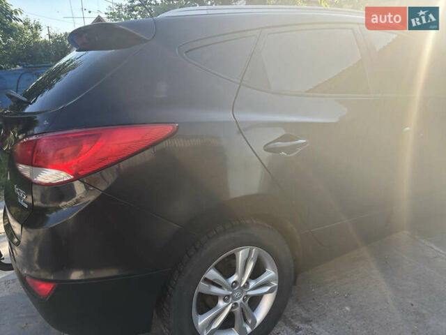 Черный Хендай их35, объемом двигателя 1.7 л и пробегом 254 тыс. км за 11500 $, фото 4 на Automoto.ua