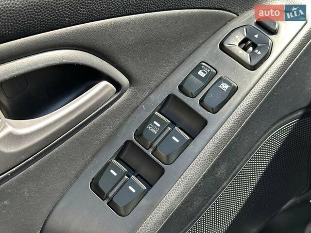 Черный Хендай их35, объемом двигателя 2 л и пробегом 218 тыс. км за 12230 $, фото 11 на Automoto.ua