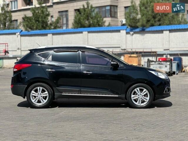 Черный Хендай их35, объемом двигателя 2 л и пробегом 218 тыс. км за 12230 $, фото 3 на Automoto.ua