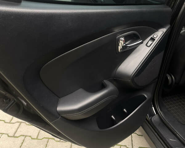 Черный Хендай их35, объемом двигателя 2 л и пробегом 179 тыс. км за 12000 $, фото 20 на Automoto.ua