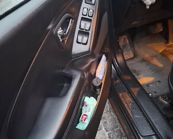 Черный Хендай их35, объемом двигателя 2 л и пробегом 280 тыс. км за 12550 $, фото 6 на Automoto.ua