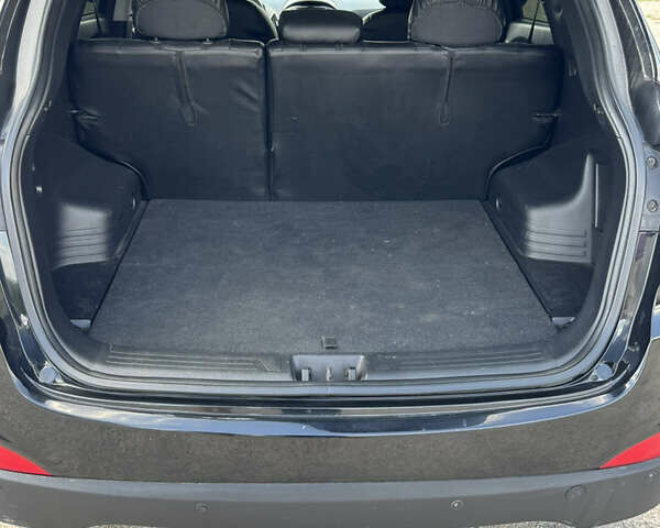 Черный Хендай их35, объемом двигателя 2 л и пробегом 121 тыс. км за 14000 $, фото 2 на Automoto.ua