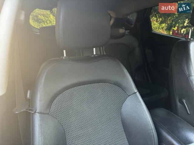 Черный Хендай их35, объемом двигателя 1.7 л и пробегом 254 тыс. км за 11500 $, фото 17 на Automoto.ua