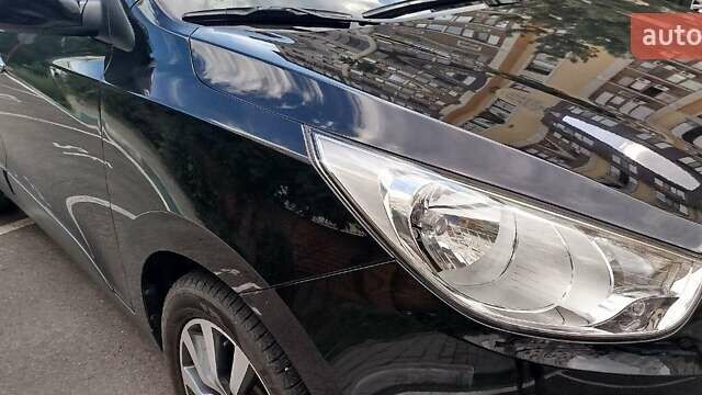 Черный Хендай их35, объемом двигателя 2 л и пробегом 161 тыс. км за 12600 $, фото 2 на Automoto.ua